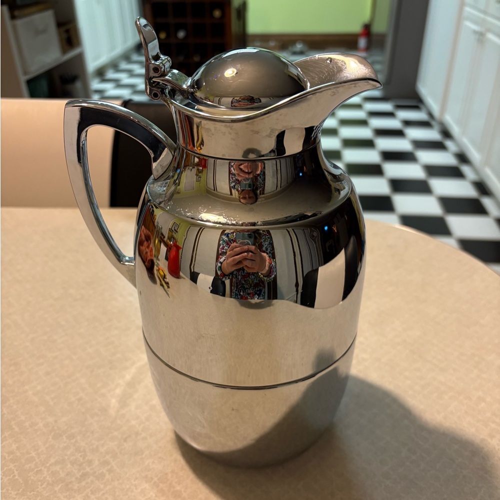 Silver Reflective Dinnerware Carafe with Handle